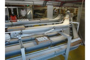 Convoyeur à tapis modulaire pour ligne de conditionnement