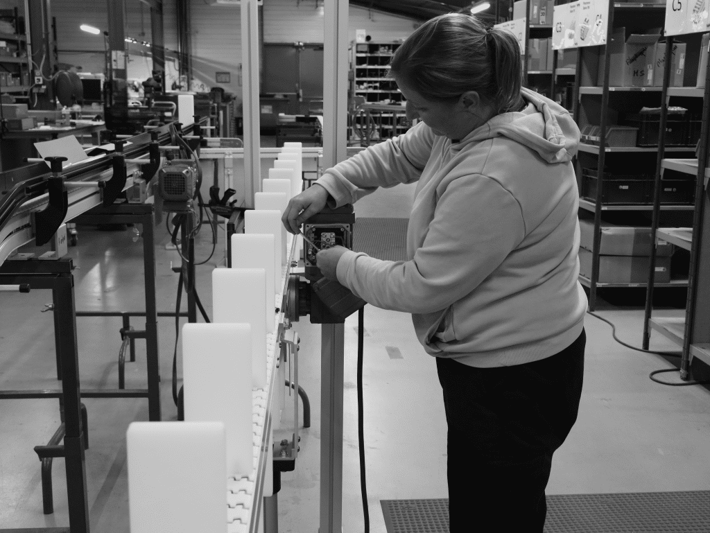 Mécanicienne sur convoyeur