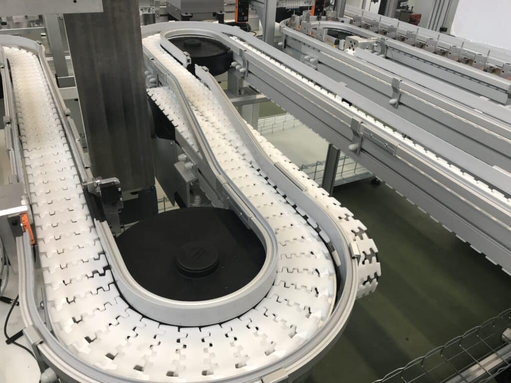 Convoyeur à chaîne courbe en environnement industriel